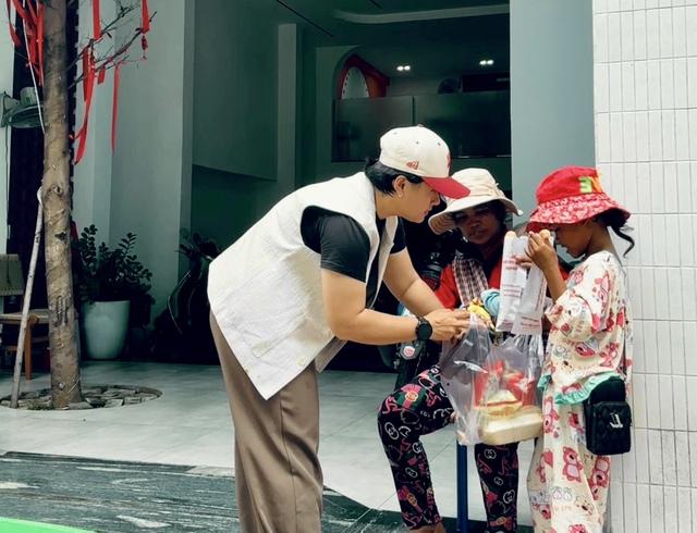 'Trạm yêu thương' tặng nước và bánh mì cho người nghèo - Ảnh 1.