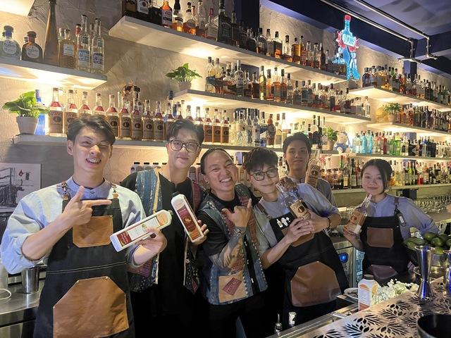 Bartender Nguyễn Phú Cường tổ chức bán cocktail gây qũy tặng máy tính cho trường miền núi - Ảnh 1.