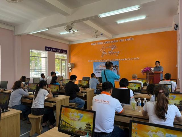 Doanh nhân TP . HCM tặng quà cho học sinh nghèo miền Tây trong Caravan yêu thương - Ảnh 2.