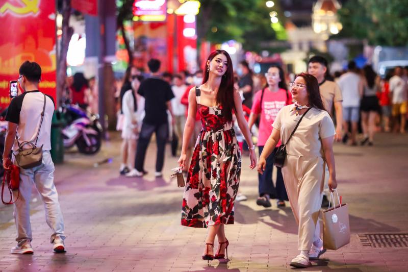 Ngay lúc này: Đông người đội mưa ở trung tâm TP.HCM chờ pháo hoa mừng Quốc khánh - Ảnh 11.