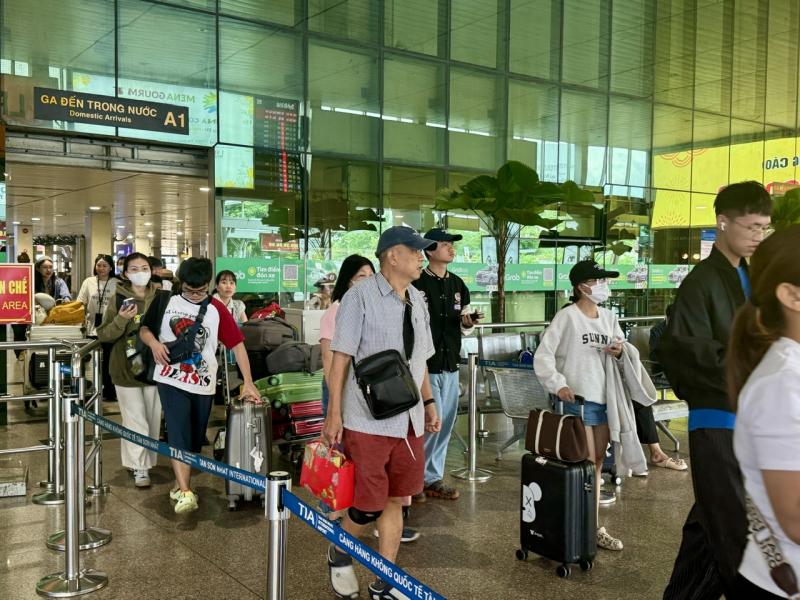 Ngày cuối kỳ nghỉ lễ 2.9: Sân bay Tân Sơn Nhất nhộn nhịp khách trở lại TP.HCM - Ảnh 2.