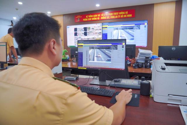 Xe máy đi trên vỉa hè bị CSGT phạt nguội: Không nộp phạt thì sao? - Ảnh 2.