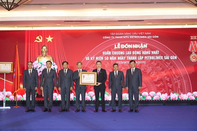 Petrolimex Sài Gòn nhận Huân chương Lao động hạng nhất trong ngày tròn 50 tuổi - Ảnh 4.