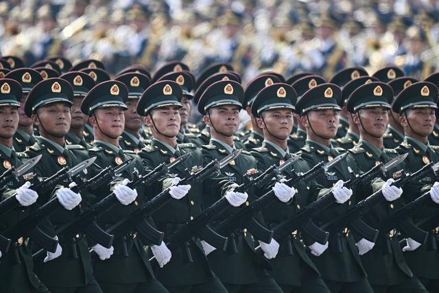Trung Quốc diễu binh, trình làng tên lửa đạn đạo liên lục địa mới - Ảnh 7.