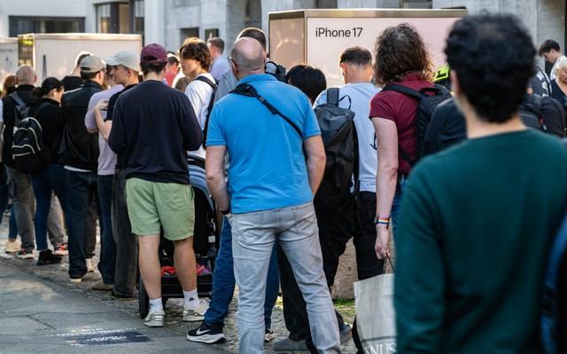 iPhone 17 buyers complain of scratches on new blue Pro, black Air models  - Ảnh 1.