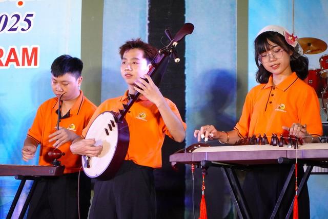 Sinh viên mang sáo, đàn tranh, đàn nguyệt... biểu diễn ở bến Ninh Kiều- Ảnh 2.