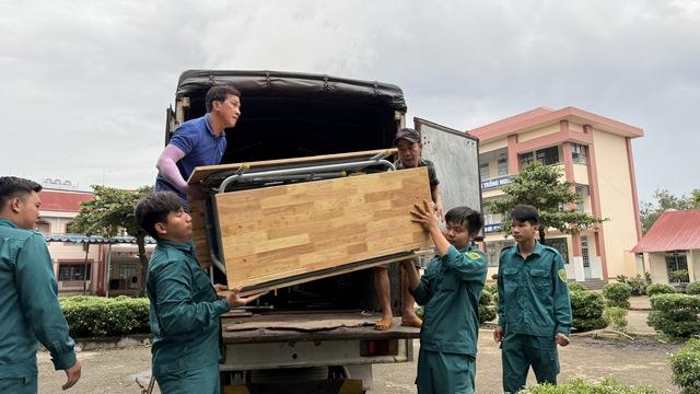 TP.HCM: Trường tiểu học Vĩnh Tân đã có 100 bộ bàn ghế mới - Ảnh 1.