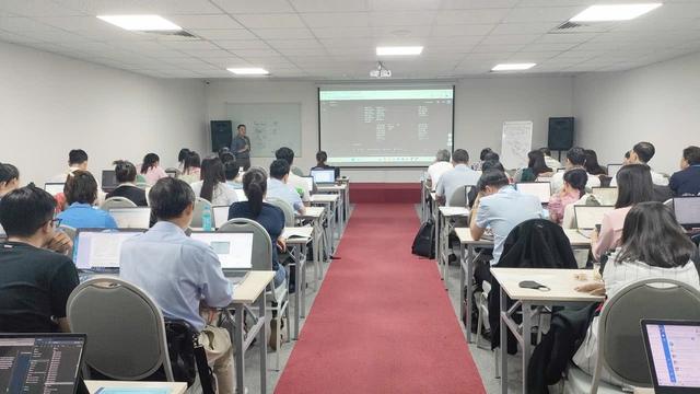 'Cơn sốt' học AI: Lo ngại 'vàng thau lẫn lộn' - Ảnh 1.