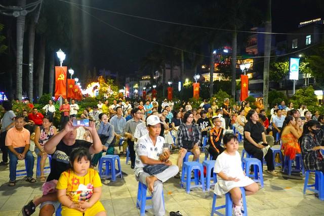 Sinh viên mang sáo, đàn tranh, đàn nguyệt... biểu diễn ở bến Ninh Kiều- Ảnh 3.