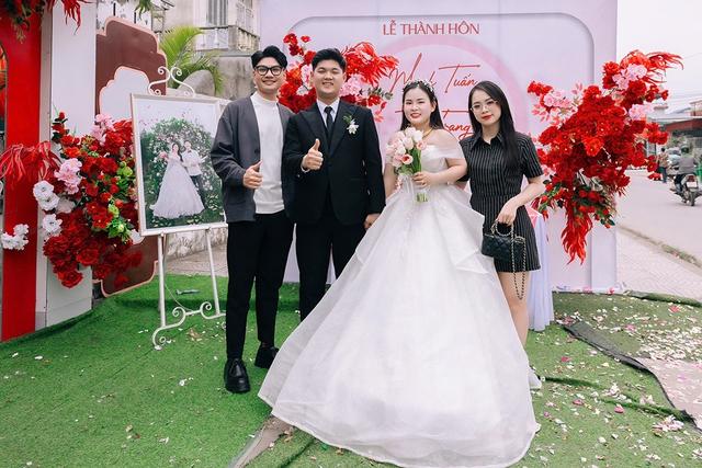 Màn cầu hôn bất ngờ trong đám cưới bạn thân - Ảnh 2.