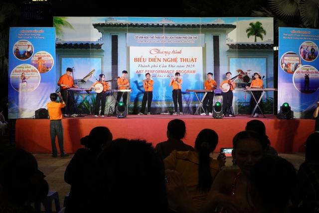 Sinh viên mang sáo, đàn tranh, đàn nguyệt... biểu diễn ở bến Ninh Kiều- Ảnh 1.