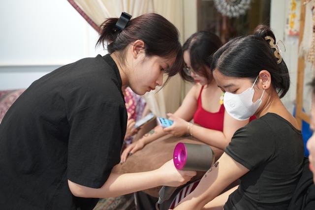 Sinh viên và dân văn phòng là nhóm khách thích vẽ henna  - Ảnh 2.