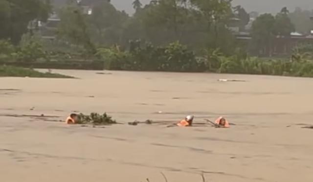 Đại úy công an lao ra dòng lũ cứu người dân bị cuốn trôi ở Phú Thọ - Ảnh 1.
