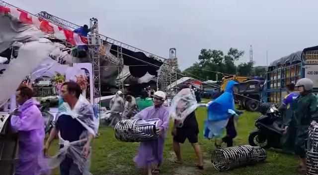 Hàng xóm chung tay di dời rạp cưới, 80 mâm cỗ giúp chú rể vì bão Bualoi - Ảnh 2.