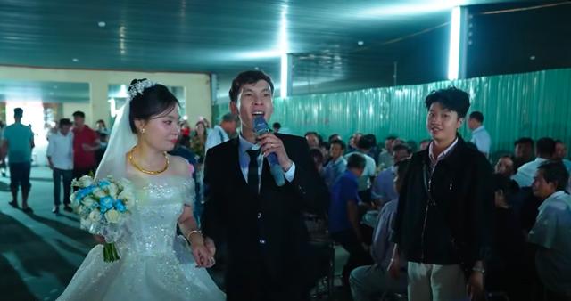 Hàng xóm chung tay di dời rạp cưới, 80 mâm cỗ giúp chú rể vì bão Bualoi - Ảnh 4.