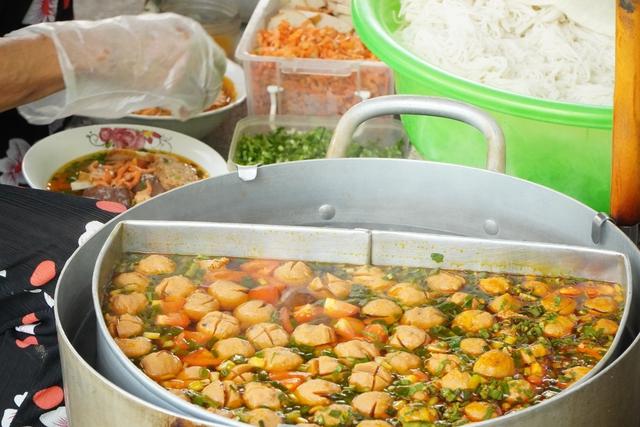 Quán bún riêu 40 năm núp hẻm của vợ chồng nghèo 'phóng khoáng' miền Tây- Ảnh 5.