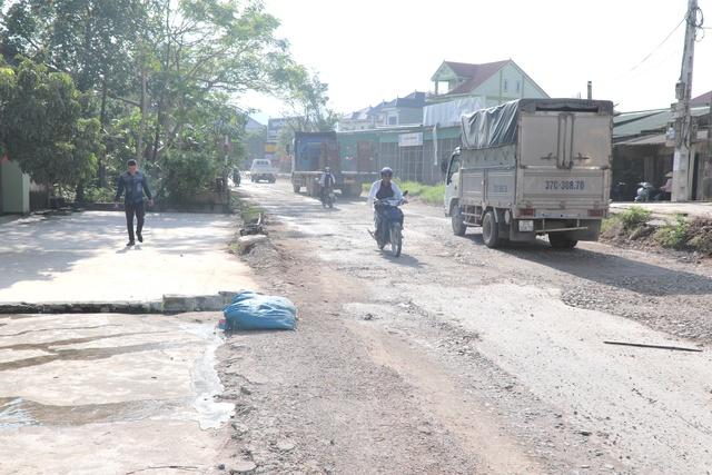 Tài xế bức xúc vì 'thuế, phí đóng đủ' nhưng phải đi trên đường xuống cấp- Ảnh 3.