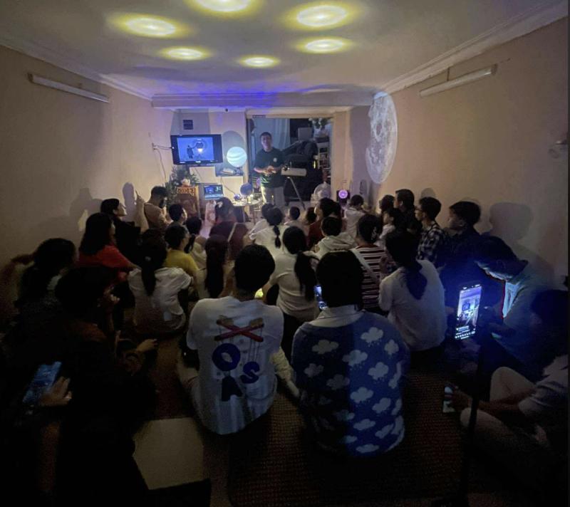 Chiêm ngưỡng 'trăng máu' vừa xuất hiện ở Việt Nam: Đêm nguyệt thực đặc biệt tại TP.HCM - Ảnh 2.