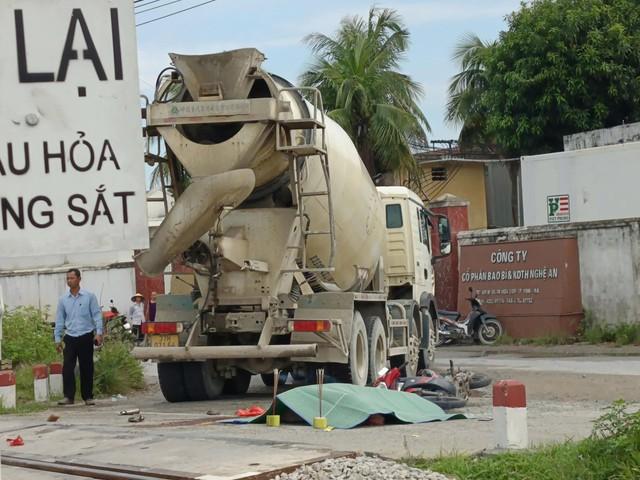 Xe bồn va chạm xe máy, 2 phụ nữ tử vong- Ảnh 1.