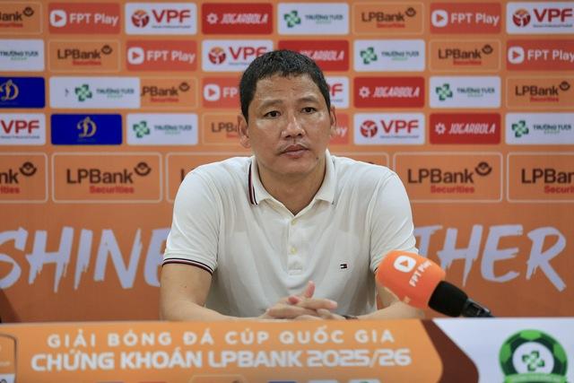 HLV Anh Đức phản ứng gay gắt, phát biểu cực sốc về trọng tài: VPF liệu có nhắc nhở?- Ảnh 2.