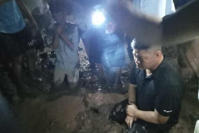Bắt lái máy xúc xâm phạm 3 ngôi mộ ở Hưng Yên - Ảnh 1.