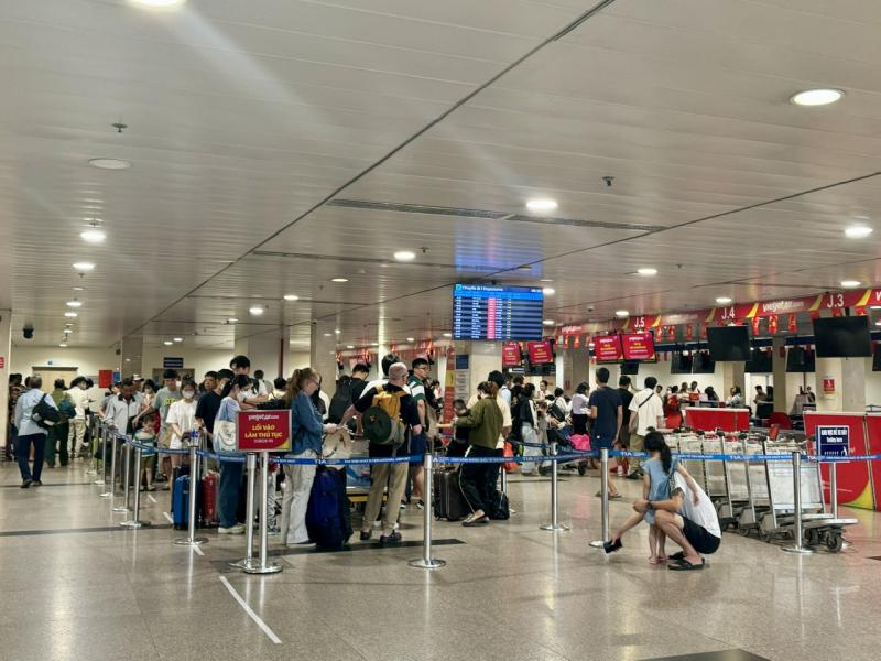 Ngày cuối kỳ nghỉ lễ 2.9: Sân bay Tân Sơn Nhất nhộn nhịp khách trở lại TP.HCM - Ảnh 8.