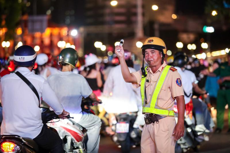 Ngay lúc này: Đông người đội mưa ở trung tâm TP.HCM chờ pháo hoa mừng Quốc khánh - Ảnh 3.