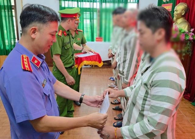 Đặc xá dịp Quốc khánh 2.9: Nước mắt ngày rời song sắt, đoàn tụ gia đình - Ảnh 3.
