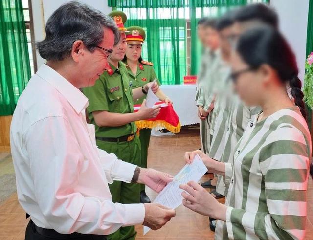 Đặc xá dịp Quốc khánh 2.9: Nước mắt ngày rời song sắt, đoàn tụ gia đình - Ảnh 2.