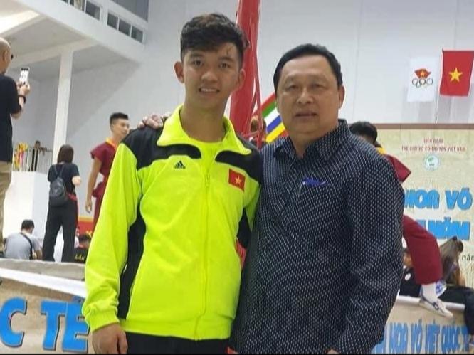 Vu Lan năm nay, con cài hoa hồng nhạt trên ngực áo - Ảnh 2.
