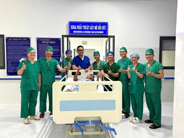 Bác sĩ bay gấp ra đặc khu Côn Đảo điều trị bệnh nhân tai nạn giao thông- Ảnh 2.
