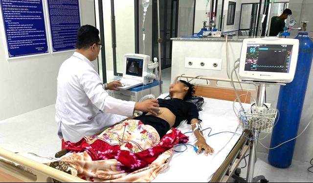 Bác sĩ bay gấp ra đặc khu Côn Đảo điều trị bệnh nhân tai nạn giao thông- Ảnh 1.