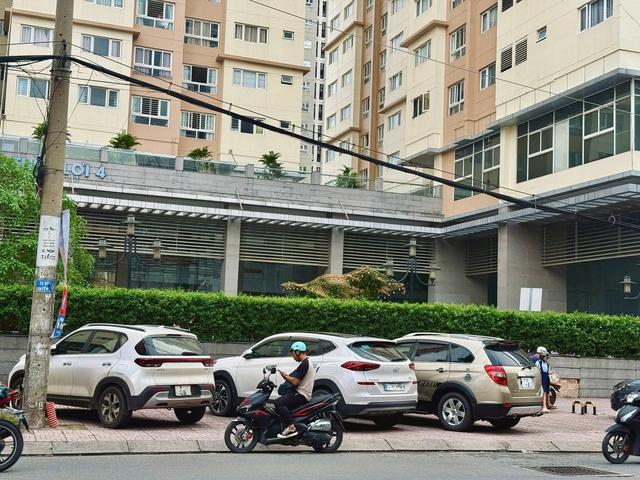 Đỗ xe trên vỉa hè chung cư, coi chừng bị CSGT phạt nguội nhiều lần - Ảnh 2.