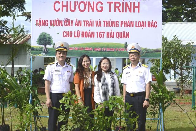 Nhận món quà 200 cây ăn trái, chiến sĩ hải quân đào đất trồng ngay  - Ảnh 1.