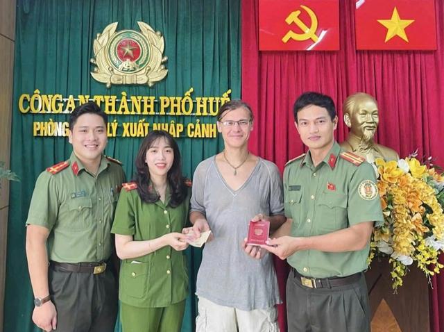 Du khách Nga vui mừng nhận lại hộ chiếu đánh rơi tại TP . Huế trước giờ xuất cảnh - Ảnh 1.