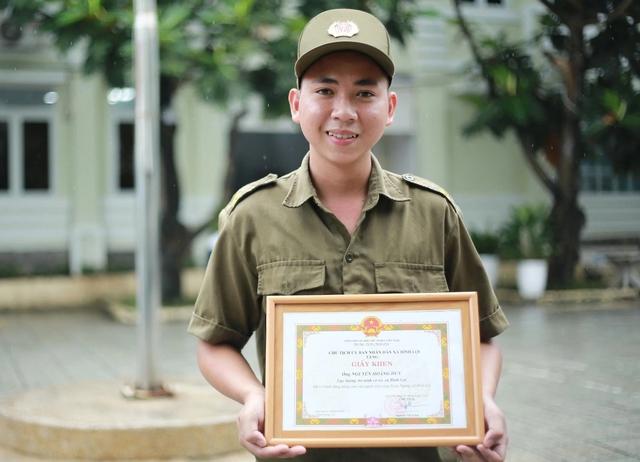 Anh Nguyễn Hoàng Huy được khen thưởng vì dũng cảm cứu người trên sông - Ảnh 1.