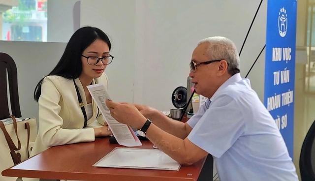 Hà Nội triển khai 'văn phòng lưu động' giúp người yếu thế làm thủ tục hành chính - Ảnh 1.