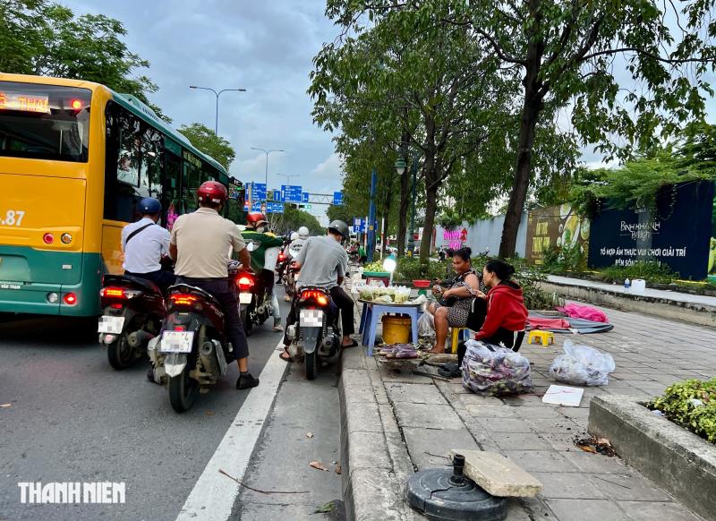 Khó tin: Xe máy chạy 'rần rần' lên vỉa hè sắp mở làn riêng cho xe đạp - Ảnh 9.