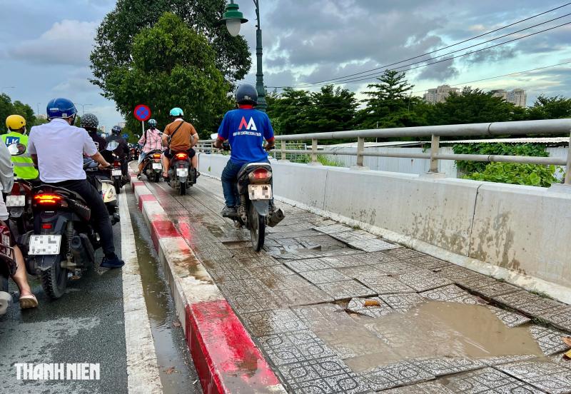 Khó tin: Xe máy chạy 'rần rần' lên vỉa hè sắp mở làn riêng cho xe đạp - Ảnh 7.