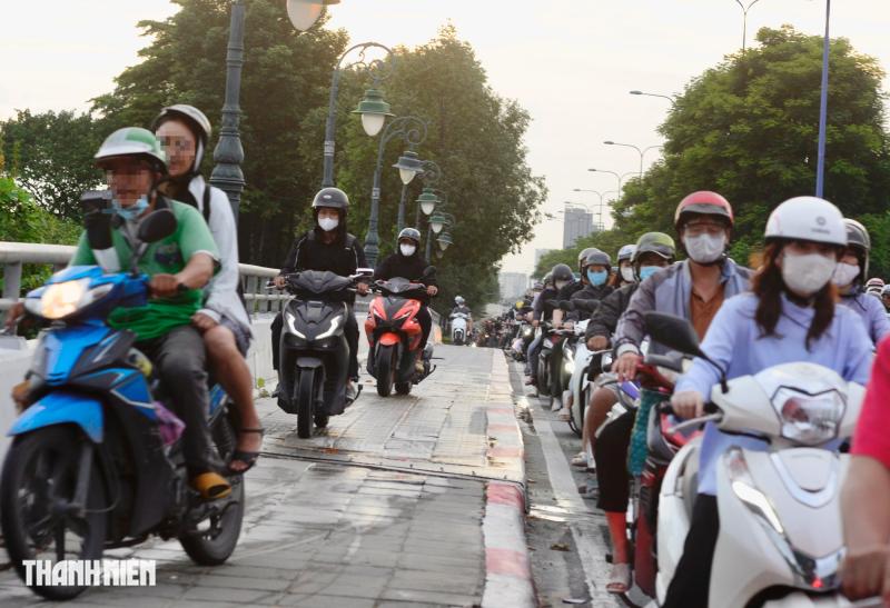 Khó tin: Xe máy chạy 'rần rần' lên vỉa hè sắp mở làn riêng cho xe đạp - Ảnh 6.