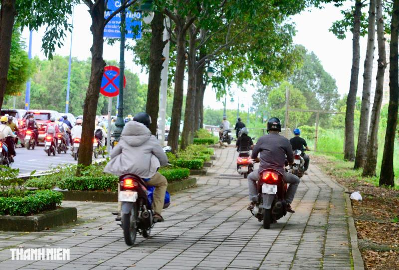 Khó tin: Xe máy chạy 'rần rần' lên vỉa hè sắp mở làn riêng cho xe đạp - Ảnh 4.