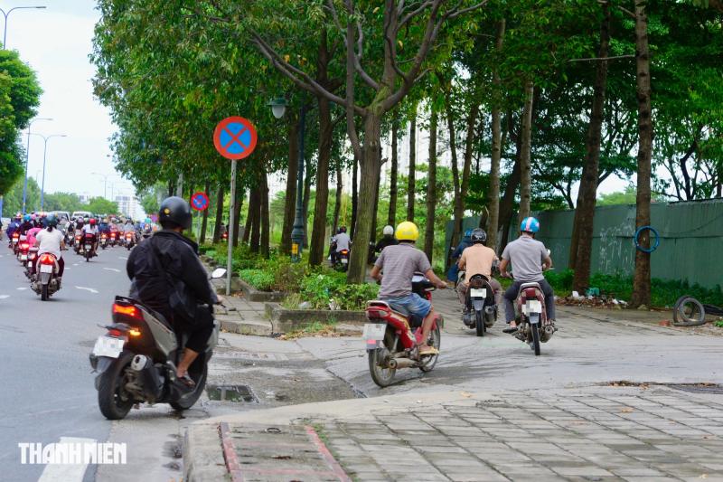 Khó tin: Xe máy chạy 'rần rần' lên vỉa hè sắp mở làn riêng cho xe đạp - Ảnh 1.