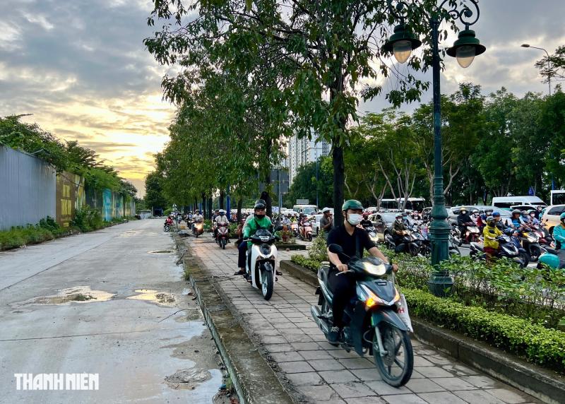 Khó tin: Xe máy chạy 'rần rần' lên vỉa hè sắp mở làn riêng cho xe đạp - Ảnh 12.