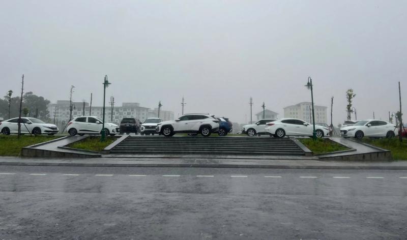 Huế mưa lớn, người dân chằng chống nhà cửa, đưa ô tô đến vị trí cao   - Ảnh 4.