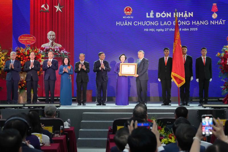 Tổng Bí thư Tô Lâm kêu gọi phong trào thi đua mạnh mẽ trong thời kỳ mới - Ảnh 2.