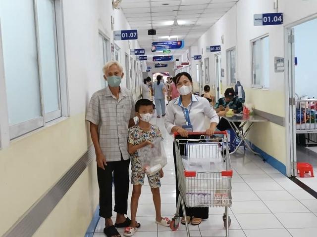 Bữa sáng yêu thương cho bệnh nhi nghèo tại bệnh viện Nhi đồng 1 - Ảnh 1.