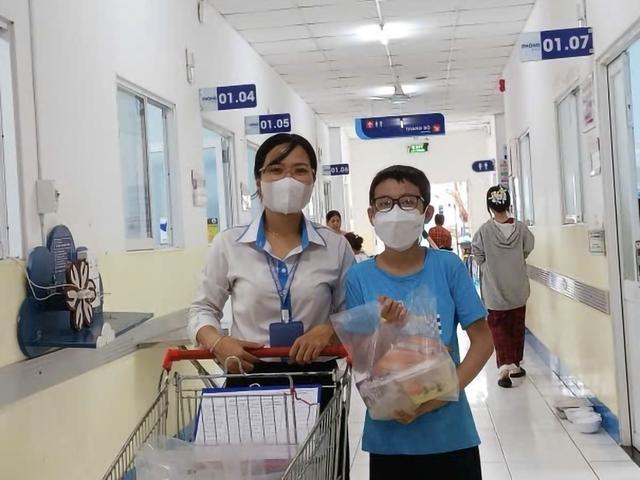 Bữa sáng yêu thương cho bệnh nhi nghèo tại bệnh viện Nhi đồng 1 - Ảnh 3.