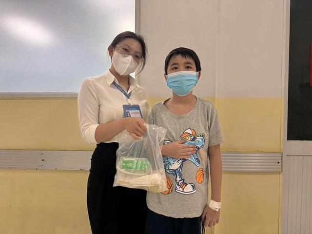 Bữa sáng yêu thương cho bệnh nhi nghèo tại bệnh viện Nhi đồng 1 - Ảnh 2.