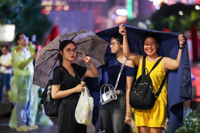 Ngay lúc này: Đông người đội mưa ở trung tâm TP.HCM chờ pháo hoa mừng Quốc khánh - Ảnh 15.