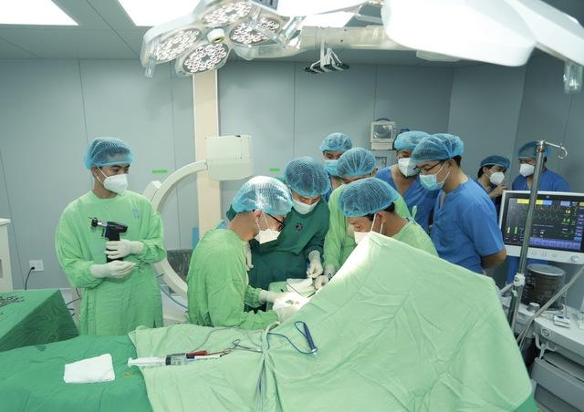 TP.HCM: Phẫu thuật ghép bàn tay vào chân thành công cho bệnh nhân trẻ mang song thai - Ảnh 1.